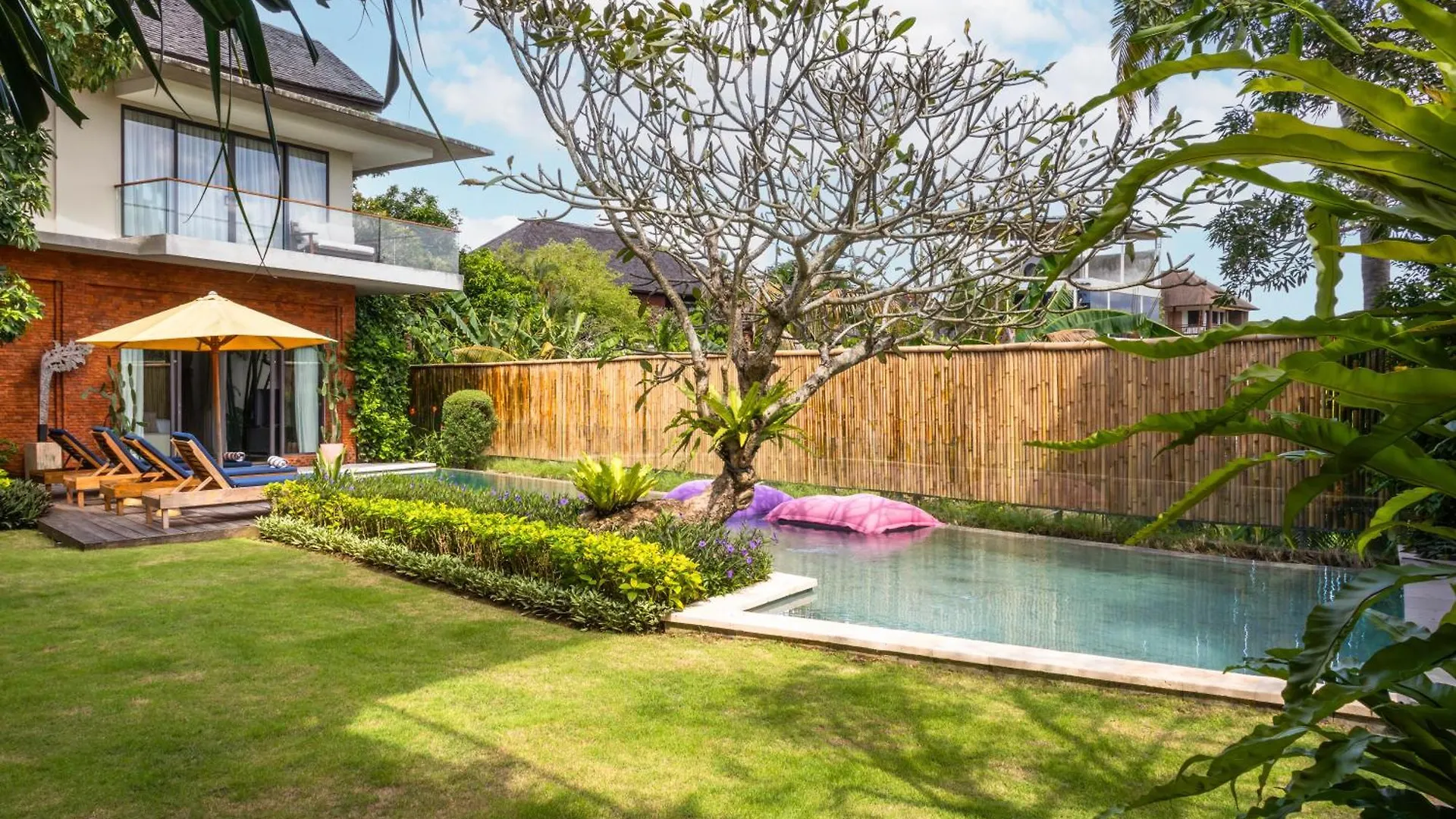 Villa Kimaya - 5-Bed Berawa Luxury Villa With Complimentary Pool Fence Canggu