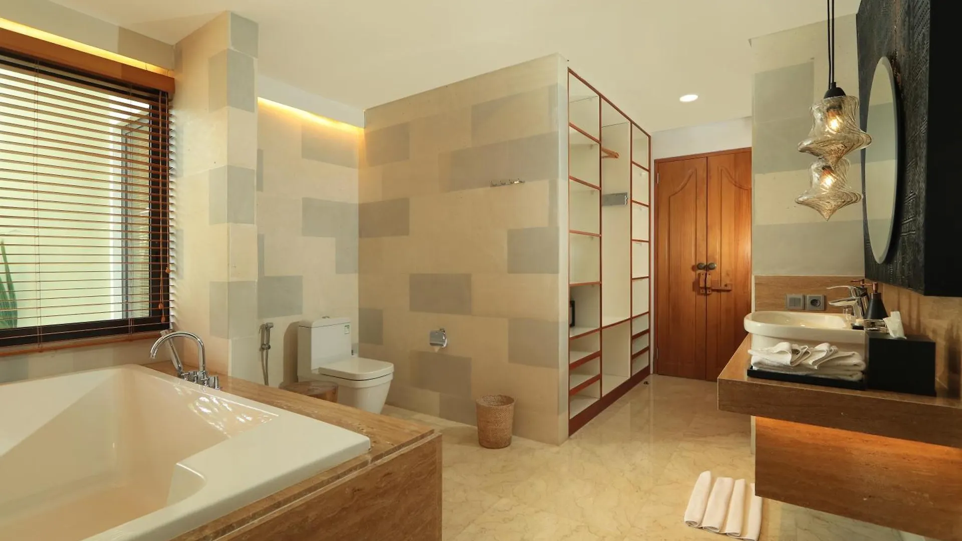 Villa Kimaya - 5-Bed Berawa Luxury Villa With Complimentary Pool Fence Canggu