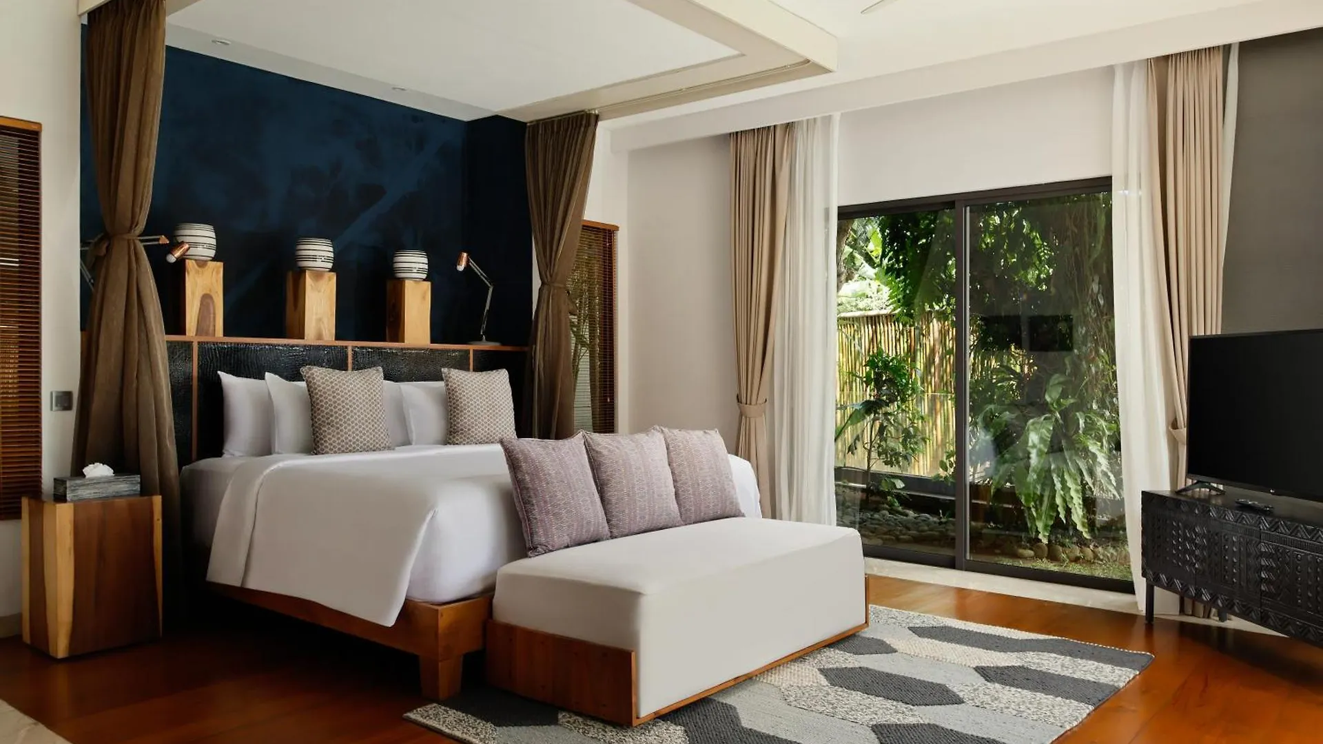 Villa Kimaya - 5-Bed Berawa Luxury Villa With Complimentary Pool Fence Canggu
