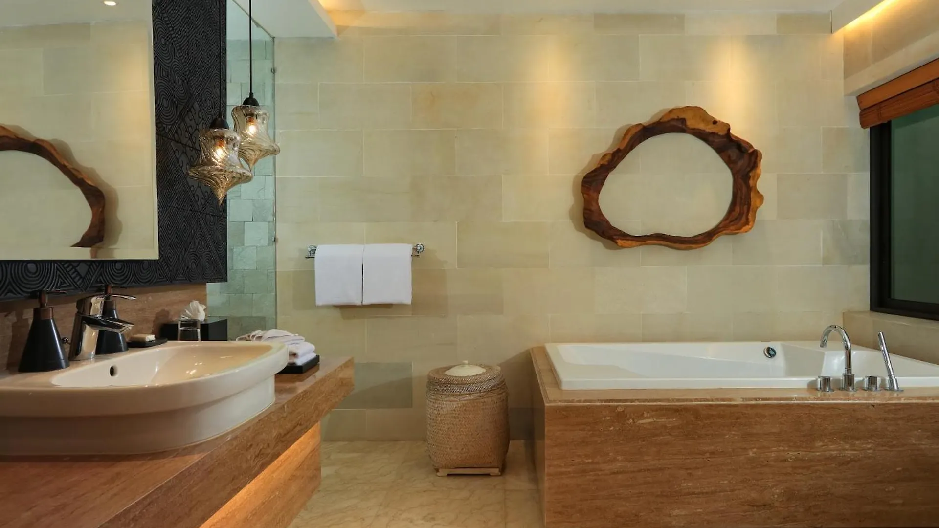Villa Kimaya - 5-Bed Berawa Luxury Villa With Complimentary Pool Fence Canggu