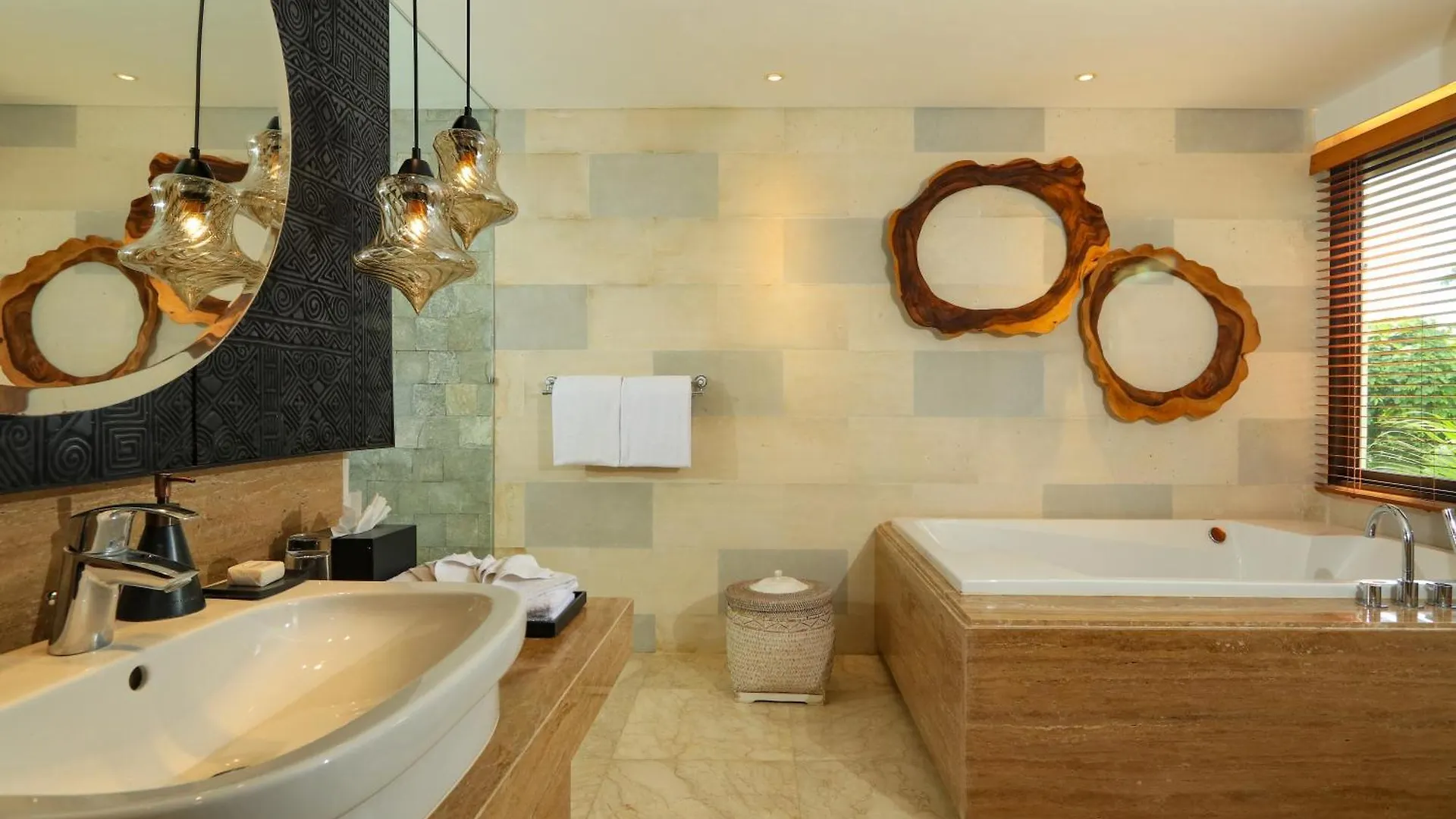 Villa Kimaya - 5-Bed Berawa Luxury Villa With Complimentary Pool Fence Canggu