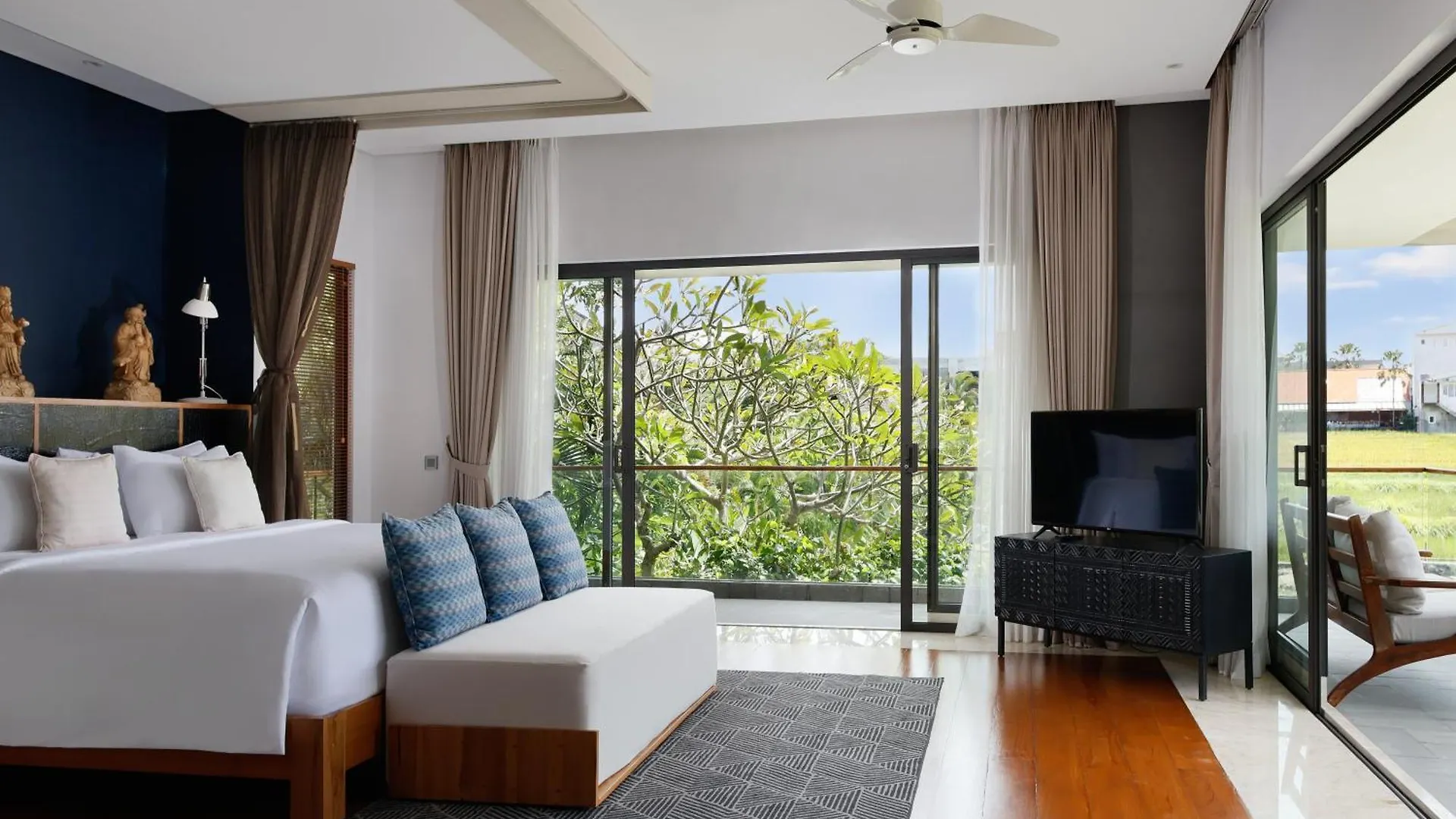 Villa Kimaya - 5-Bed Berawa Luxury Villa With Complimentary Pool Fence Canggu